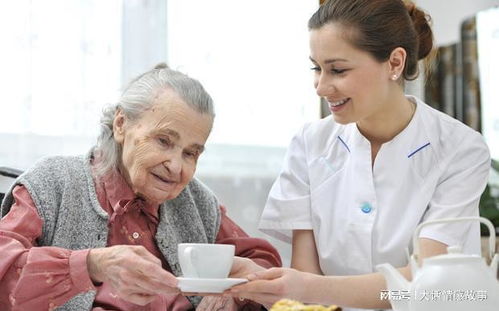 獨(dú)居老人請(qǐng)保姆 陪伴與家務(wù)之外，那些被隱藏的真實(shí)需求